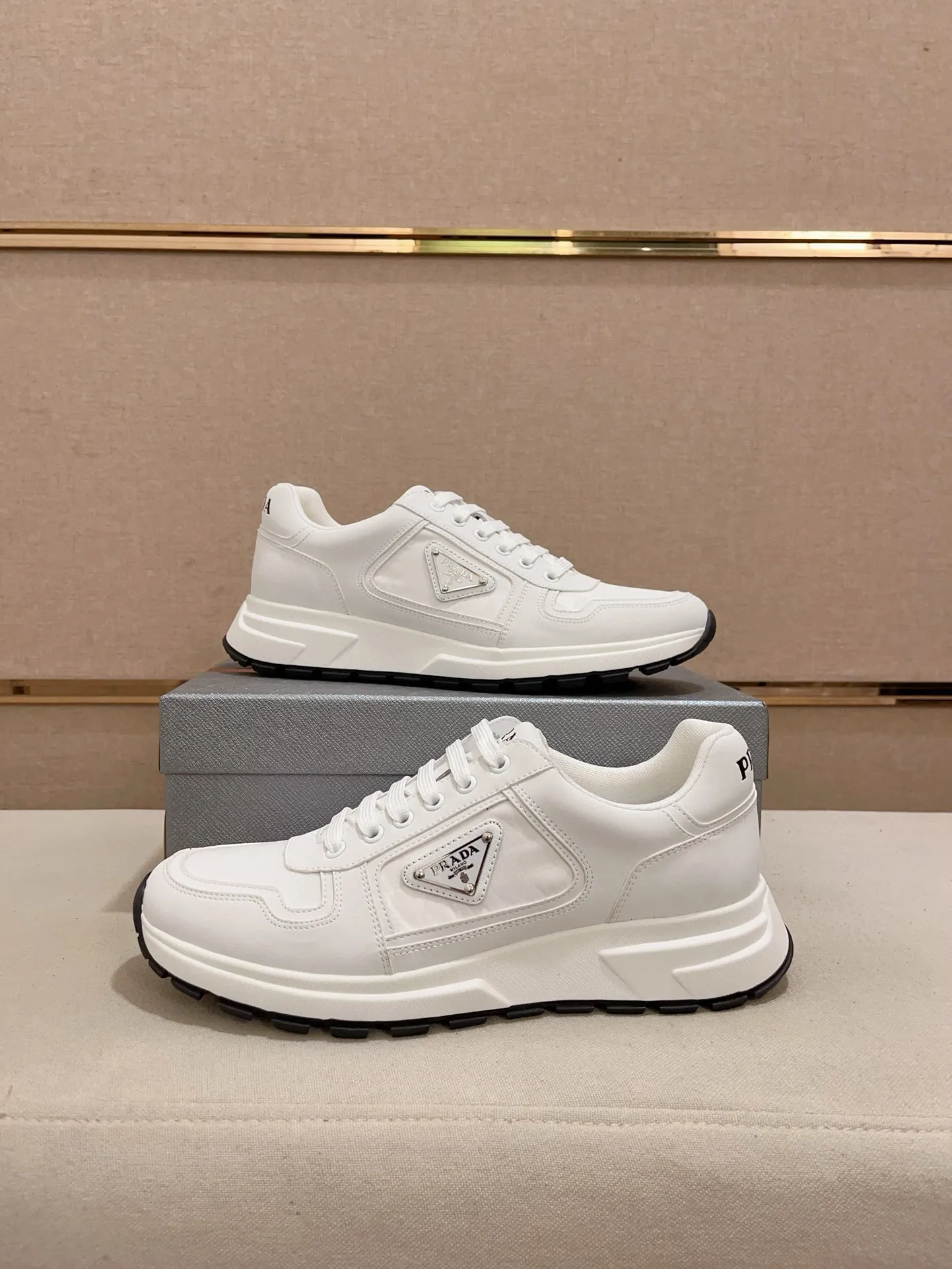 Men's shoes 💰 580 💰 (high version) new Prada (Prada) high-top counters are launched simultaneously, new men's shoes, 😘fabrics are selected from waterproof technical cloth. First layer cowhide lining. 👍🏿Original molded anti-slip rubber outsole, with exquisite lines, simple and elegant, comfortable and high-end for leisure travel. Number of yards: 38 to 44. (Can be customized for 45.46.)